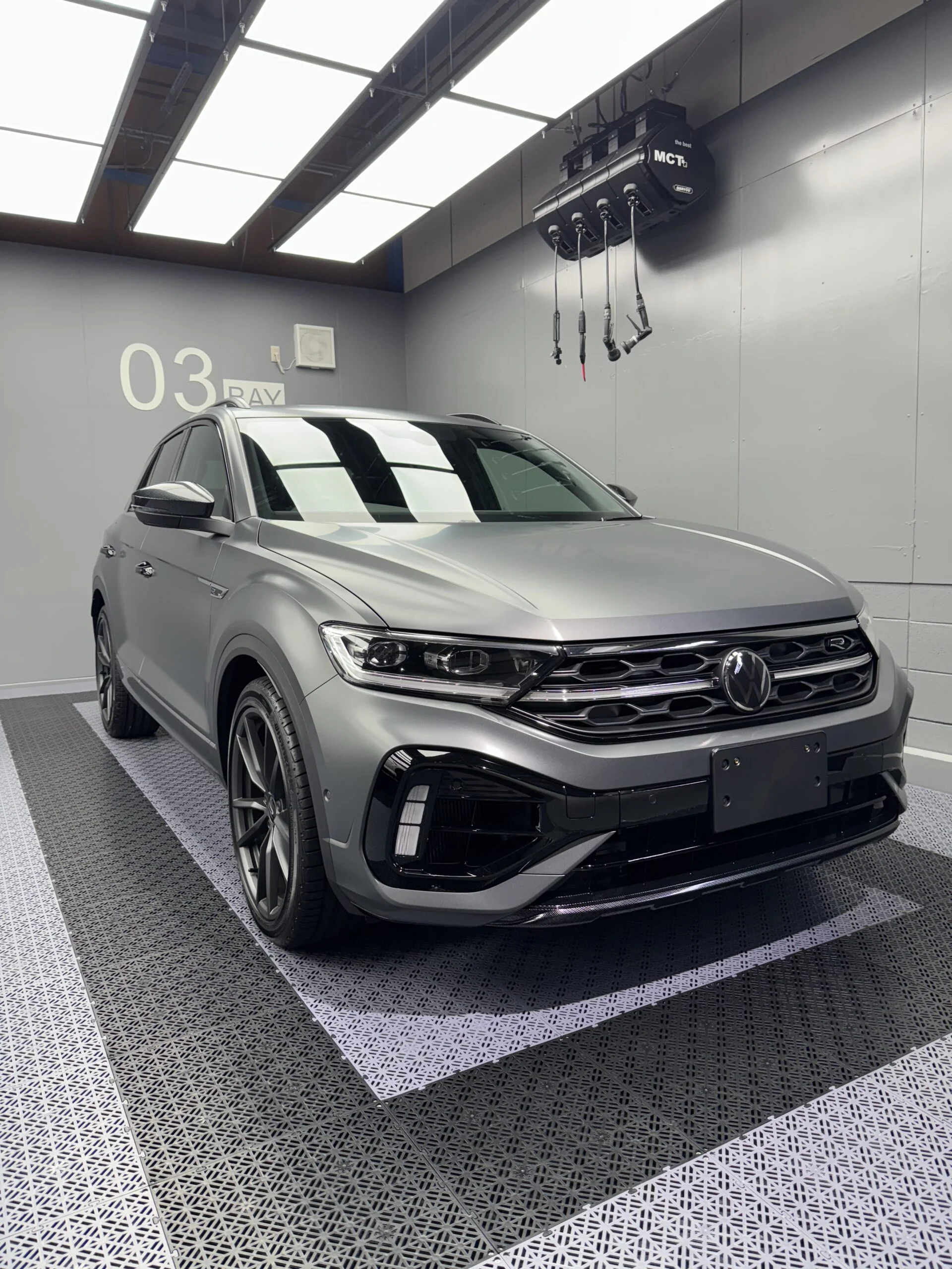 整備スペースに停車したフォルクスワーゲンT-ROCを後方斜めから撮影した車体